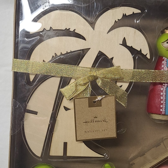 Hallmark wooden nativity set NWT - Picture 7 of 7